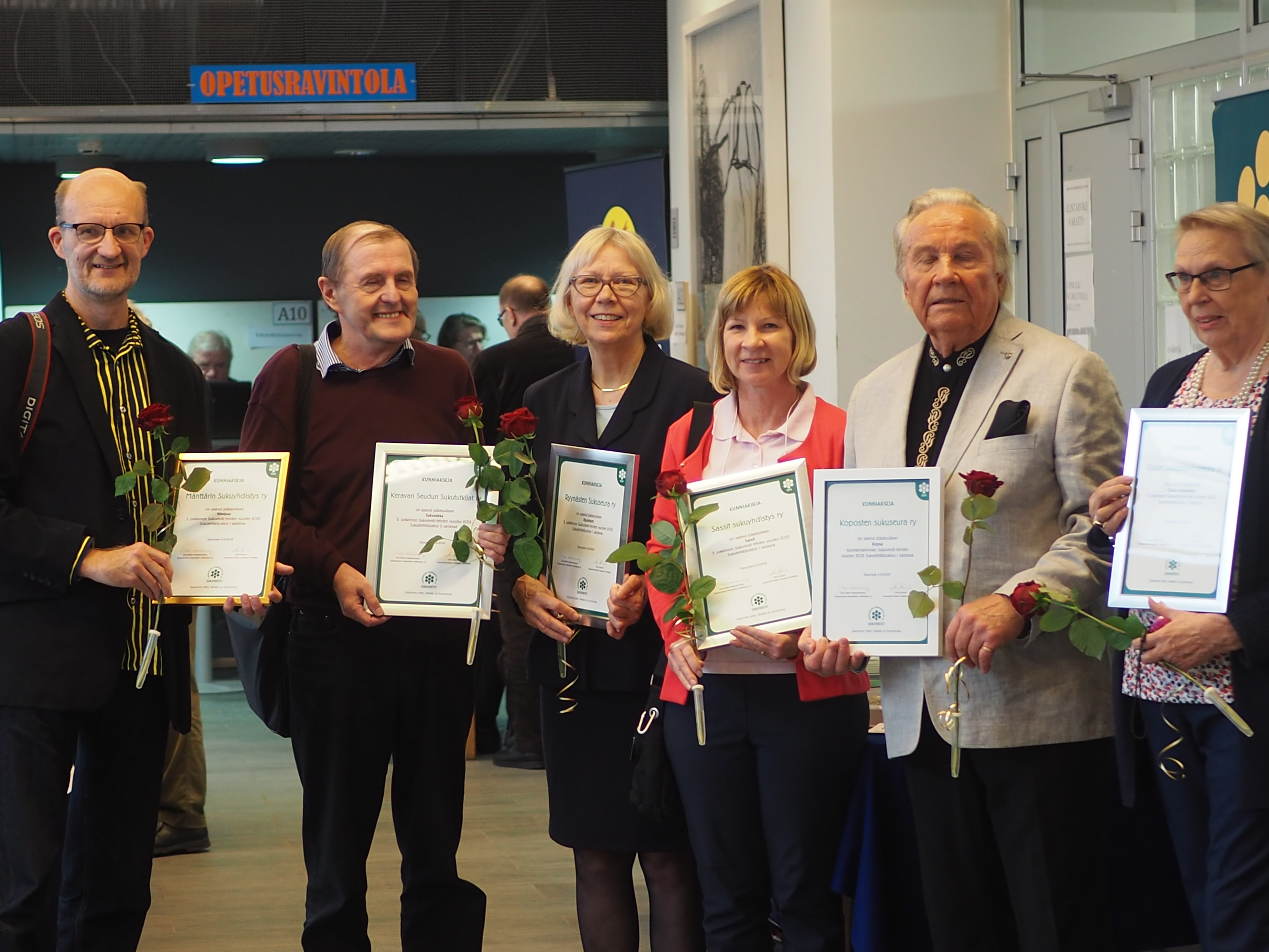 Kuvassa osa lehtikilpailun palkituista Kuulutko sukuuni-tapahtumassa Vantaalla 6.10.18.