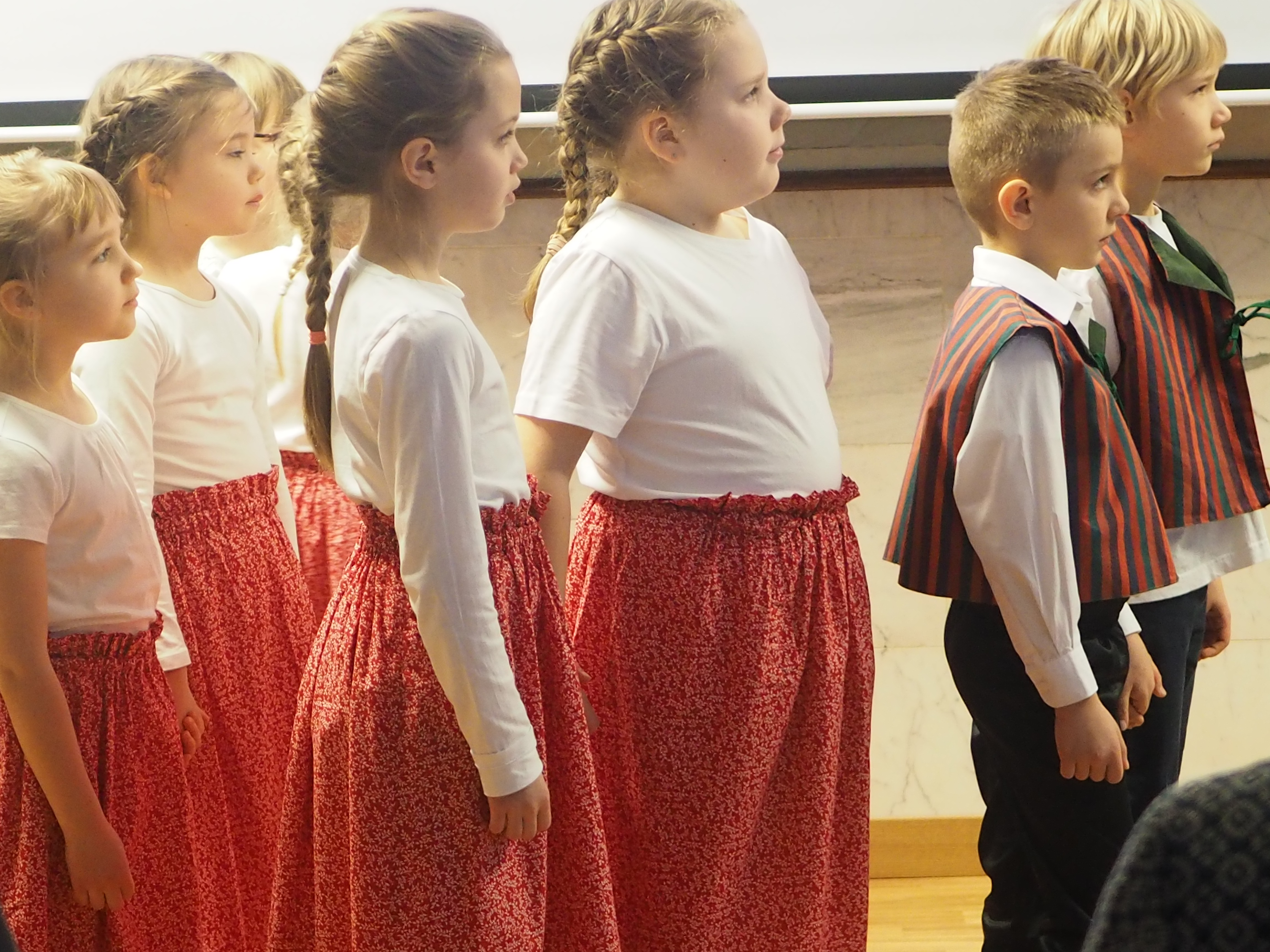 Tapanilan Pilke-ryhm&auml; ohjajanaan Riina Hosio valmistautumassa hurmaavaan esitykseens&auml;.